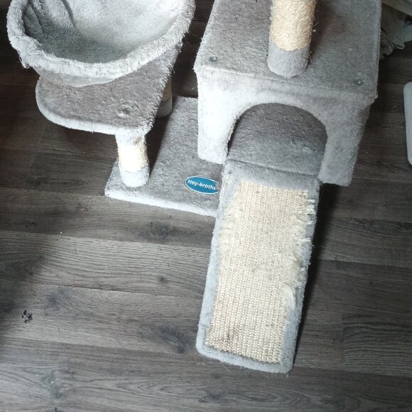 Cat tree - Picture 3 of 3